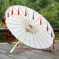 Parasol en soie de style chinois avec ruban à pompons et poignée en bambou, accessoires pour la danse, le cosplay, la photographie, les mariages, vente en gros, usine chinoise