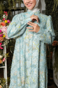 Robe élégante en mousseline de soie douce Luna à plusieurs couches avec fermeture éclair pour l'allaitement chic - Product Image 2