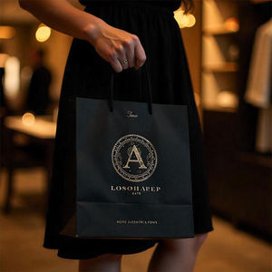Sacs en papier noir de luxe avec logo estampé or et poignées torsadées pour l'emballage de bijoux, montres et lunettes - Product Image 4