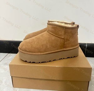 รองเท้าบูทข้อเท้าแบบคลาสสิกกันน้ำ ดีไซน์หรูหรา ปี 2026 ยี่ห้อ UGGS สไตล์แฟชั่น ใส่สบาย เหมาะสำหรับทั้งชายและหญิง พร้อมขนเฟอร์ สำหรับฤดูหนาวและฤดูร้อน - Product Image 3
