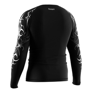 Rashguard Performance Métalcore à Séchage Rapide, Extensible dans Quatre Directions, UPF50+, avec Typographie Heavy-Metal - Product Image 4