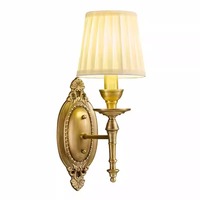 Applique murale contemporaine en laiton avec LED blanc chaud et abat-jour en tissu plissé, finition or antique pour la décoration de la chambre à coucher et du salon