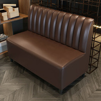 Ensemble table et chaises en bois massif, design moderne, usage commercial pour restaurants, cafés, bars, pubs, salons de thé, etc.