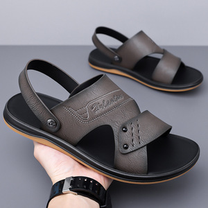 รองเท้าแตะหนังสีน้ำตาลสำหรับผู้ชาย พื้นหนา สวมใส่สบาย เหมาะสำหรับชายหาด สายรัดด้านหลัง โลโก้ลายนูน รุ่น 77510 - Product Image 2