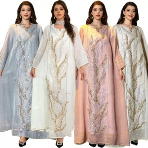 Fabricants en gros de robes de mode pour femmes musulmanes, en polyester brodé de soie longue de haute qualité, pour le marché international. - Product Image 1