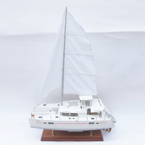 Catamarán LAGOON 450F, Modelo Náutico de Madera Pintado a Mano, Decoración para el Hogar de Estilo Europeo, Regalo Original - Product Image 1