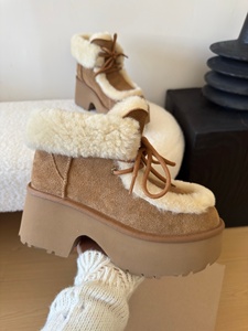 Las botas de nieve Uggs, serie personalizada, de cuero y piel de oveja para mujer, son calentadores de invierno hasta el tobillo, perfectas para días de nieve. - Product Image 3