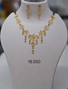 Ensemble de collier à pendentif floral doré avec motifs floraux complexes et boucles d'oreilles assorties pour femmes, bijoux traditionnels - Product Image 3