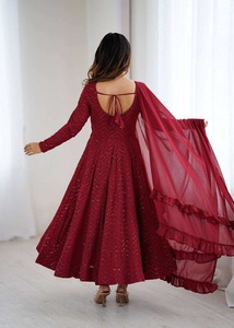 Vestido Anarkali festivo para bodas, el más vendido, con cremallera de 4 metros y dupatta bordada, disponible al mejor precio. - Product Image 3