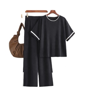 Nuovo abito da donna Casual a maniche corte a contrasto di colore <span class=keywords><strong>pantaloni</strong></span> larghi <span class=keywords><strong>pantaloni</strong></span> <span class=keywords><strong>lunghi</strong></span> a <span class=keywords><strong>spacco</strong></span> due pezzi Set - Product Image 1