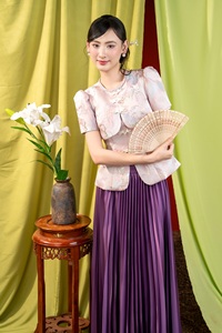 Blusa Ceremonial de Brocado Vietnamita KAMIKI con Motivo Paisajístico - Diseño de Cintura Peplum en Color Marfil, Estilo Elegante KPP20 - Product Image 4