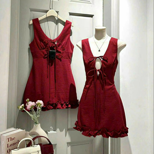 Vestido Rojo sin Mangas con Cuello en V y Lazo, Mini Vestido con Volantes en el Bajo, Elegante y Femenino - Product Image 1