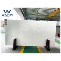 Per Metro Quadrato di Polvere di Quarzo + 7% resina WAYONSTONE Prezzo di Marmo Artificiale Foshan Big Lastra di 93% Naturale Quarzite Calaatta Bianco
