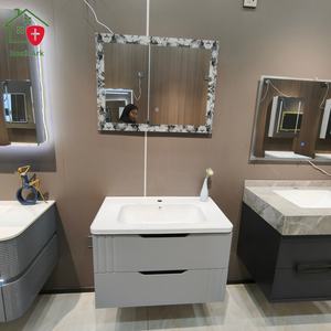 Mueble de baño gris con diseño de doble cajón, espejo con marco de encaje, encimera blanca redondeada y lavabo blanco - Product Image 6