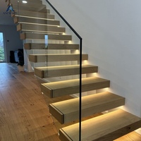 Escalier flottant sur mesure en acier au carbone avec marches en bois et garde-corps en verre pour la maison
