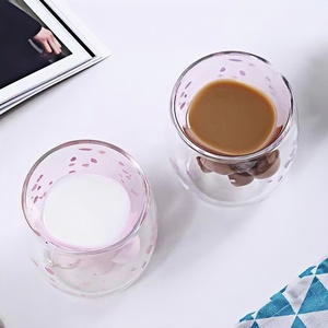 Copo Térmico de Vidro Cristal Duplo com Padrão de Natal Vitoriano em Forma de Pata de Gato com Decoração de Pétalas Rosas para Bebidas em Casa - Product Image 4