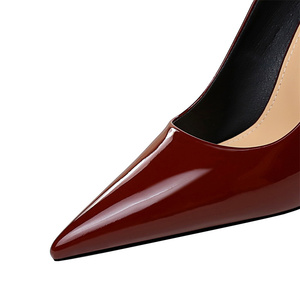 Escarpins à talons aiguilles en cuir verni à bout pointu pour femme, collection Printemps 2024 - Product Image 5