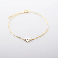 Bracelet cœur gravé en acier inoxydable 316L Bracelet à breloques initial fait à la main Bracelet date mémorable