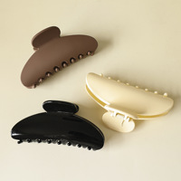 Pince à cheveux PC semi-circulaire minimaliste et élégante avec rivets, style été pour femme, design requin polyvalent 11 cm, finition premium, parfaite pour les chignons.