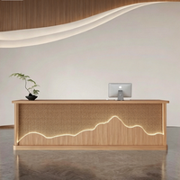 Bureau d'accueil moderne en bois sur mesure avec éclairage LED en forme de montagne pour hall d'hôtel et centre de spa