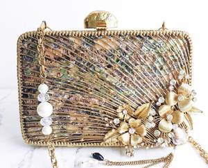 Bolso de mano de moda para mujer con cadena y logotipo personalizado, carteras de señora, bolsos de resina hechos a mano por S A And Sons Exports - Product Image 2