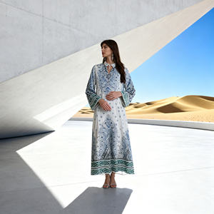 Robe Abaya en Polyester de Luxe Personnalisée avec Strass Thermocollants pour Femmes Musulmanes – Idéale pour Soirées et Occasions Élégantes (Vente en Gros) - Product Image 2