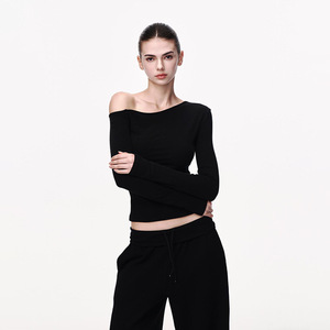<span class=keywords><strong>Camiseta</strong></span> de <span class=keywords><strong>manga</strong></span> <span class=keywords><strong>larga</strong></span> asimétrica de viscosa negra suave y elástica para mujer, con <span class=keywords><strong>hombros</strong></span> descubiertos, corte ajustado y hombro inclinado, ideal para primavera. - Product Image 5
