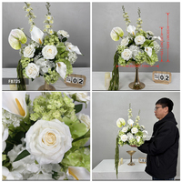Elegante Ramo de Flores Artificiales Mixtas en Verde y Blanco con Amaranto Colgante, Centro de Mesa Floral para Decoración de Mesa de Recepción de Bodas