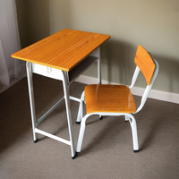 Bureau d'étudiant individuel au design moderne avec chaise, mobilier de classe durable en bois et en métal, adapté à l'utilisation scolaire