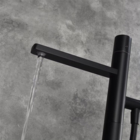 Baignoire sur pattes noire autoportante montée au sol robinet de robinet de Cae robinet de baignoire sur pied contemporain en laiton