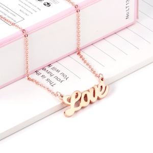 Collar con Nombre Personalizado al por Mayor, Joyería Personalizada Impermeable, Collares con Letras Chapadas en Oro de 18K y Acero Inoxidable PVD - Product Image 5