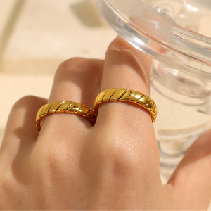 แหวนลายเรขาคณิตแบบทอเรียบ แหวนไทเทเนียมสตีล แฟชั่นสำหรับทุกเพศ ของขวัญ เครื่องประดับนิ้วชี้ - Product Image 4