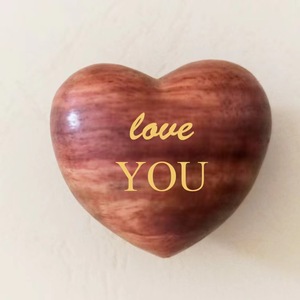 Vendita calda su misura <span class=keywords><strong>in</strong></span> <span class=keywords><strong>legno</strong></span> inciso cuori 30*30*20MM abbraccio di pietra artigianato con belle parole - Product Image 3