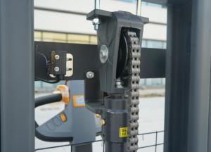 ZHONGLI 2トン電動スタッカーパレットフォークリフト リチウムイオン/鉛蓄電池 48V 1年間保証 プロテクションアーム ペダル式 ブリュワリー向け - Product Image 5