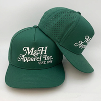 Casquette de course blanche imperméable en polyester avec découpe laser, détail corde et patch en caoutchouc, logo personnalisé – Vente en gros