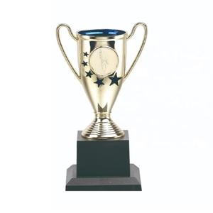 Nouvelle tasse <span class=keywords><strong>de</strong></span> trophée en métal personnalisée pour les trophées <span class=keywords><strong>de</strong></span> sport scolaire des champions <span class=keywords><strong>de</strong></span> <span class=keywords><strong>tennis</strong></span> <span class=keywords><strong>de</strong></span> <span class=keywords><strong>table</strong></span> <span class=keywords><strong>de</strong></span> basket-ball <span class=keywords><strong>de</strong></span> football - Product Image 1