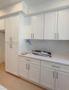 Ensemble complet d'armoires de cuisine américaines classiques de style Shaker avec quincaillerie à fermeture douce <span class=keywords><strong>NAF</strong></span> écologique pour la rénovation de la maison USA - Product Image 1