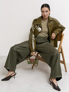 <span class=keywords><strong>Pantalon</strong></span> Harem <span class=keywords><strong>Femme</strong></span> Personnalisé OEM Automne Hiver 2025 Vert Armée <span class=keywords><strong>Simili</strong></span> <span class=keywords><strong>Cuir</strong></span> Cordon de Serrage Jambe Large pour un Style Décontracté et Sans Effort - Product Image 2
