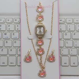 <span class=keywords><strong>ชุด</strong></span>เครื่องประดับนาฬิกาข้อมือแฟชั่นสำหรับ<span class=keywords><strong>ผู้หญิง</strong></span> ดีไซน์ลูกแมวน่ารัก ประดับคริสตัล นาฬิกาควอตซ์แบบสบา<span class=keywords><strong>ย</strong></span>ๆ พร้อมต่างหูและสร้อ<span class=keywords><strong>ย</strong></span>คอ รุ่น CD229 - Product Image 6