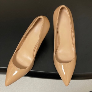 Zapatos de tacón alto de piel auténtica con el logo original de una marca de lujo, cómodos y que no causan fatiga en los pies. - Product Image 2