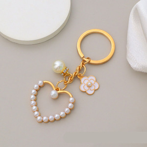 Porte-clés en alliage parfumé avec perle de style mode et pendentif camélia, décoration de sac à main pour fille, cadeau pour petite amie - Product Image 5