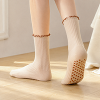 Chaussettes de yoga antidérapantes en coton personnalisées de haute qualité pour femmes, respirantes et à volants pour le Pilates