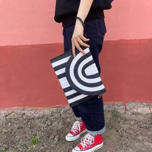 Pochette di paglia a tracolla con borsa cosmetica in paglia di carta <span class=keywords><strong>bianca</strong></span> <span class=keywords><strong>e</strong></span> <span class=keywords><strong>nera</strong></span> a righe firmate con cinturino - Product Image 6