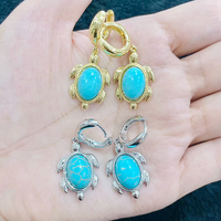 CH-LAE0918 Boucles d'oreilles pendantes tortue incrustées de turquoise, breloques tortue plaquées or, boucles d'oreilles tortue turquoise plaquées argent