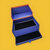 Boîte cadeau sur mesure avec configuration multi-compartiments en mousse et estampage à chaud
