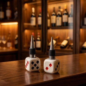 Tappo per Bottiglia in Ceramica Redeco Cool Dice, Tappo per <span class=keywords><strong>Vino</strong></span>, Regalo, Commercio all'Ingrosso, Logo Personalizzato, Decorazione Bar, Divertente - Product Image 1