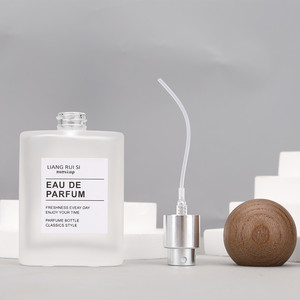 Bottiglia di profumo di vetro ricaricabile di lusso 30ml/50ml quadrato piatto vuoto chiaro smerigliato Spray flacone con collo a vite e tappo di legno rotondo - Product Image 6