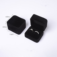 Boîte à bijoux portable en velours noir de fabrication moderne avec logo personnalisé, design tendance fait main pour les voyages