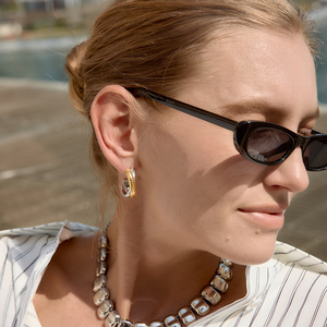 Boucles <span class=keywords><strong>d</strong></span>'oreilles créoles classiques J&<span class=keywords><strong>D</strong></span> bicolores <span class=keywords><strong>en</strong></span> acier inoxydable plaqué or 18 carats, <span class=keywords><strong>forme</strong></span> minimaliste <span class=keywords><strong>en</strong></span> X, <span class=keywords><strong>croix</strong></span> linéaire bicolore, créoles <span class=keywords><strong>en</strong></span> C - Product Image 3