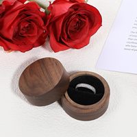 Noyer bois couleur 2 pouces anneau porteur boîte rond anneaux support pour hommes femmes Mini Unique anneaux bijoux mallette de rangement